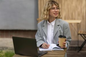 Empreendedorismo Feminino: Desafios e Oportunidades na Luta por Equidade e Impacto